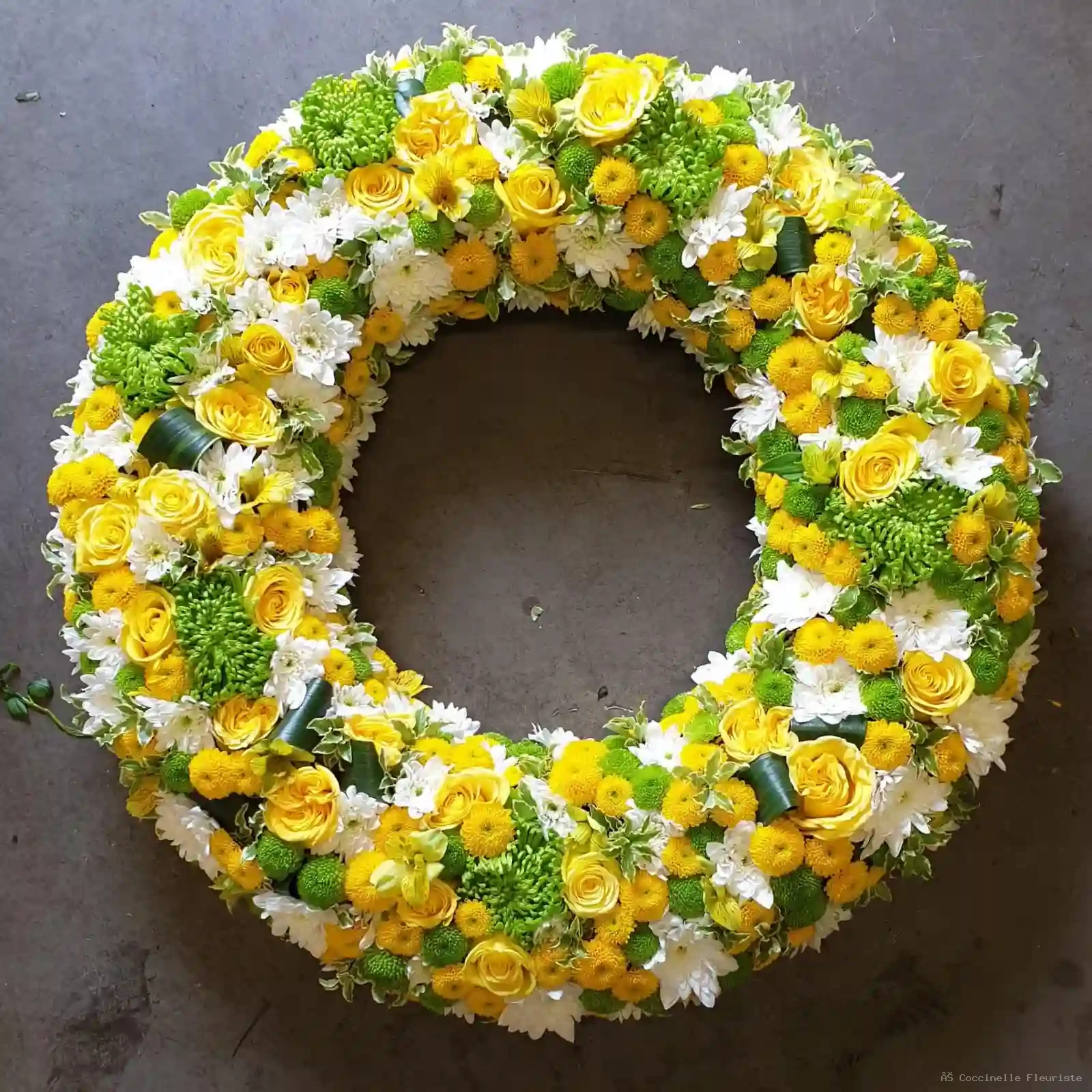 Couronne ronde — composition florale Coccinelle